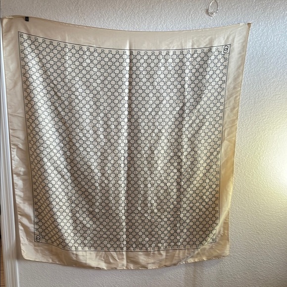 Chic Cream and Black Geometric Scarf - Picture 1 of 8